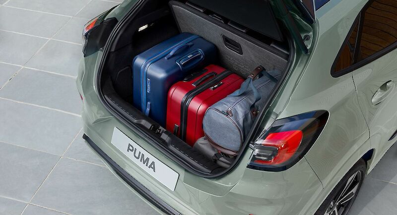 Ford Puma modell csomagtartójában sorakoznak a bőröndök