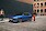 Feltünő és sportos Ford Focus parkol az úton egy hölgy társaságában