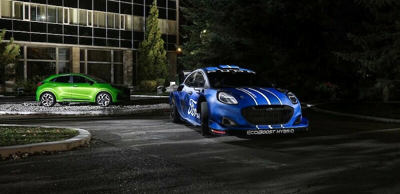 M-Sport Ford Puma Rally1 és egy másik Ford Puma a gyár bejárata előtt