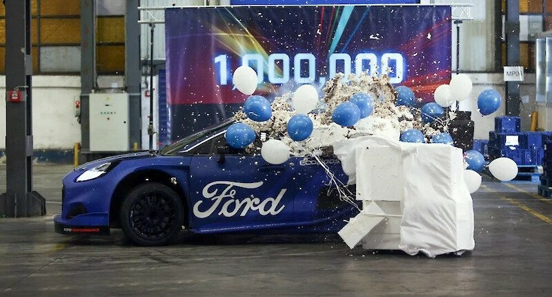 Az M-Sport Ford Puma Rally1 versenyautó áthajt egy tortán