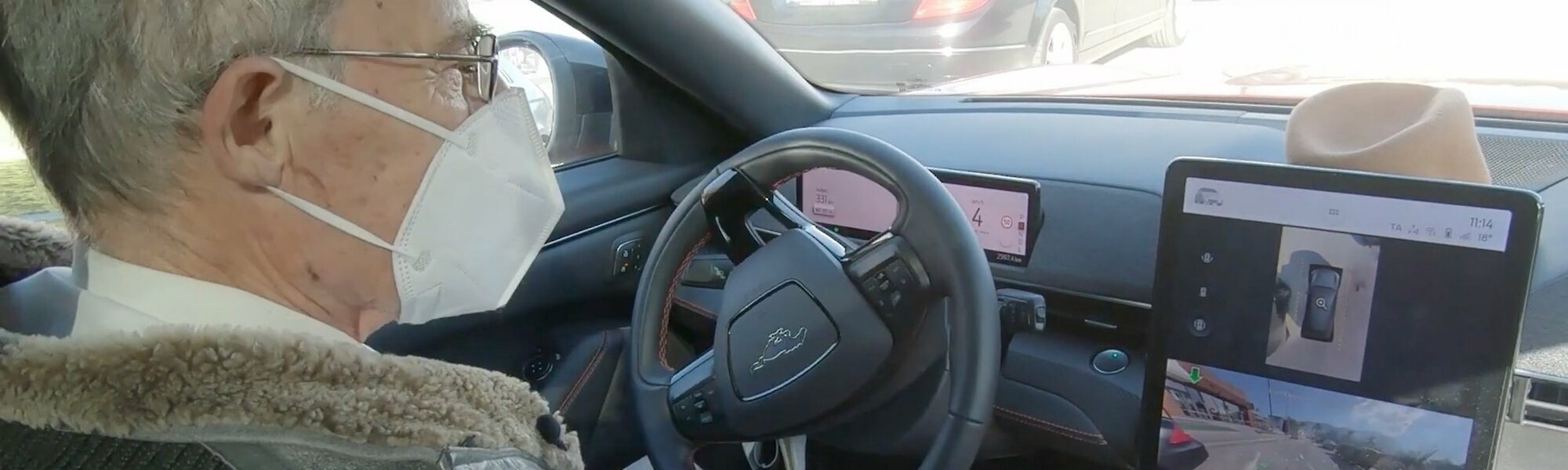 Pedro García a Ford Mustang Mach-E belső terét nézi