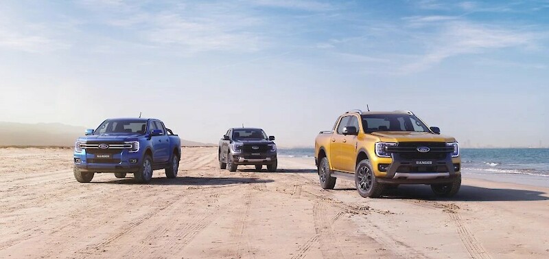 Ford Ranger modellek haladnak a tengerpart mellett