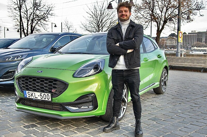 Miller Dávid, az X-Faktor műsorvezetője egy Ford Puma ST mellett