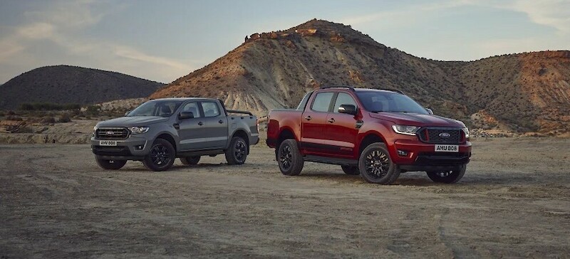 Ford Ranger Stormtrak és Wolftrak modellek a sivatagban