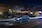 Kékszínű Ford Puma éjjel halad az úton