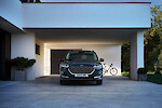 Ford Kuga PHEV áll egy modern családi ház beállója alatt