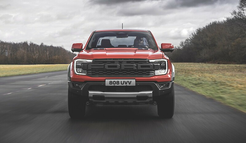 Piros Ford Ranger Raptor elölről