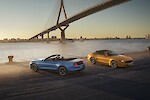 Két Ford Mustang áll egy híd előtti rakparton