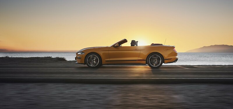 Sárga Ford Mustang halad a tengerparton