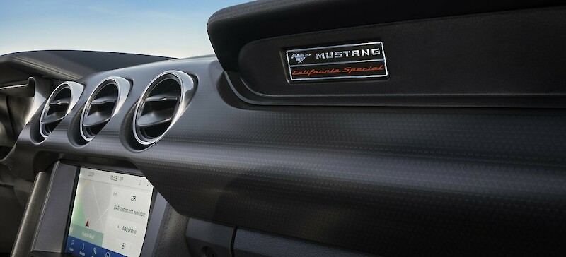 California Special embléma a Ford Mustang belső térben