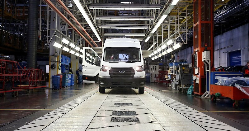 Ford Pro E-Transit a kigördül a gyártósorról