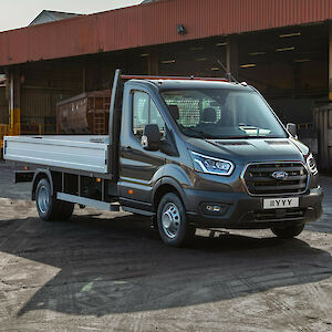 Ford Transit Alváz áll a telephelyen