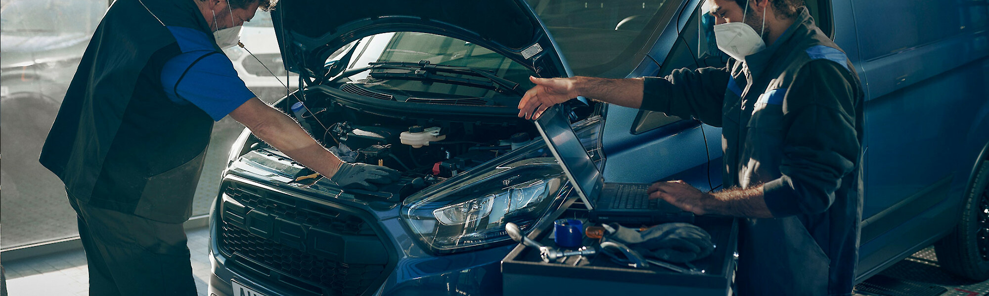 Ford szerelők diagnosztizálnak egy Ford haszongépjárművet