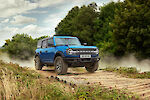 Ford Bronco halad a földes úton