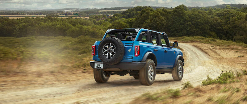 Ford Bronco halad a földes úton