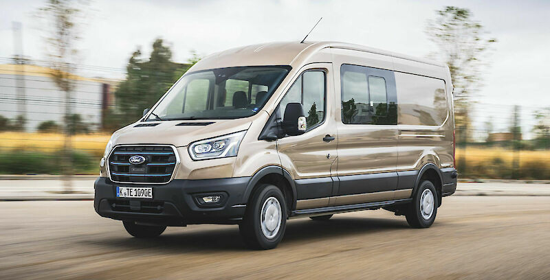 Ford Transit Van halad az úton