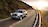 Ford Explorer nagy sebességgel halad az úton