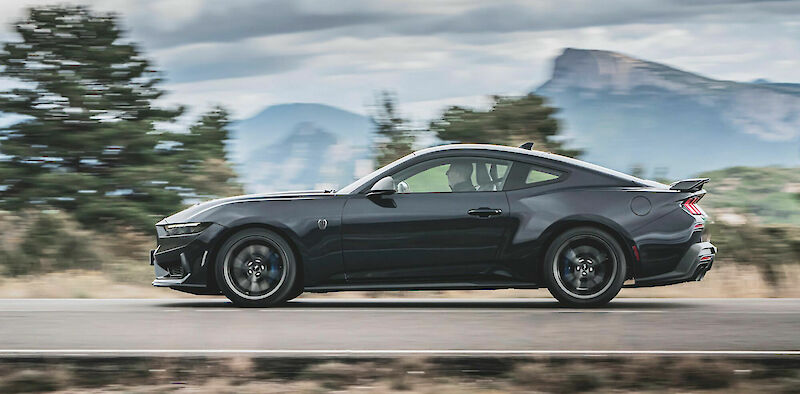 Ford Mustang halad az úton