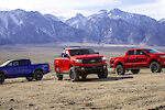 Három Ford Ranger áll a sivatagban