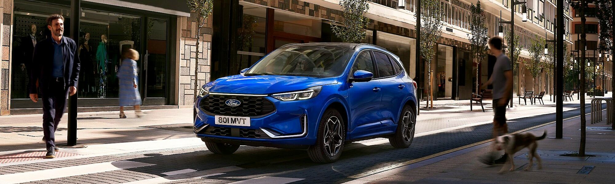 Ford Kuga halad a városban