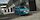 Kék Ford E-Transit Custom halad egy iparterületen