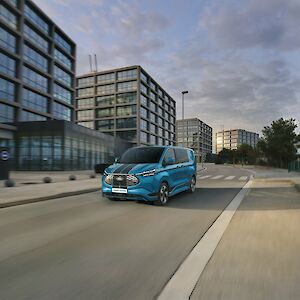 Új Ford Transit Custom halad a városban