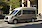 Ford Transit Minibusz egy hotel előtt várakozik