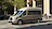 Ford Transit Minibusz egy hotel előtt várakozik