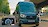 Ford Transit Minibusz halad egy felüljáró melletti úton