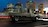Ford Transit Alváz halad az úton, a távolban egy nagyváros épületeivel