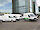 Ford E-Transit modellek egy irodaház előtt