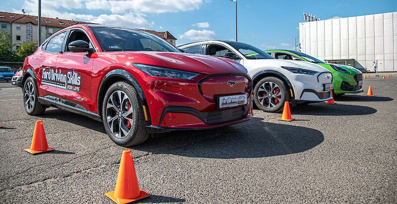 Ford modellek állnak egymás mellett a parkolóban