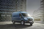Ford Transit modell áll az irodaépületek előtt