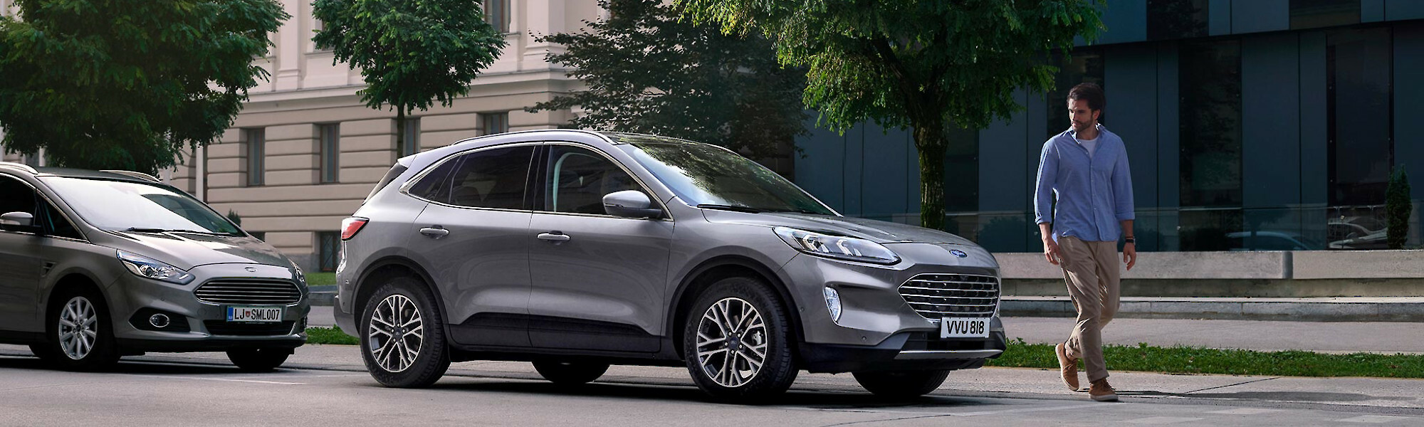 Ford Kuga egy sétálóutcában parkol