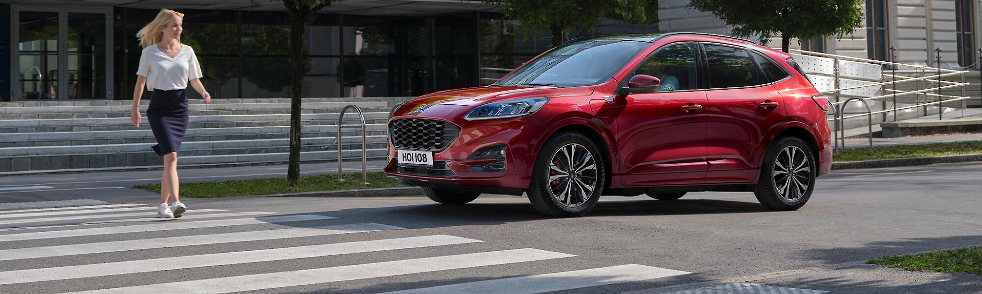 Ford Kuga áll a gyalogátkelőhely előtt