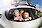 Háromgyermekes család néz ki egy személyautó ablakaiból