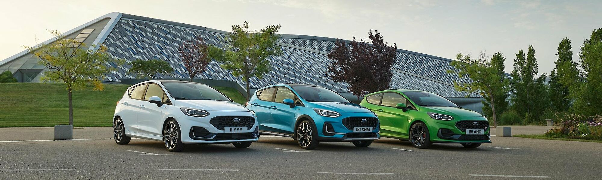 Ford Fiesta modellek állnak egy modern épület előtt