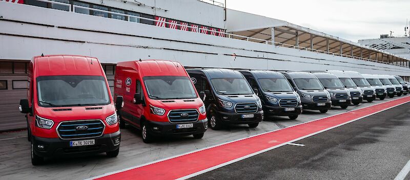 Ford E-Transit modellek állnak egymás mellett