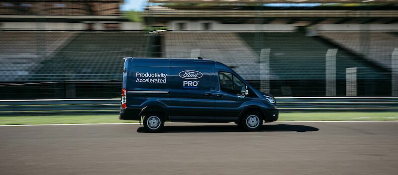 Ford E-Transit halad az úton