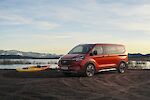 Ford E-Tourneo Custom áll az érintetlen vízpart mellett