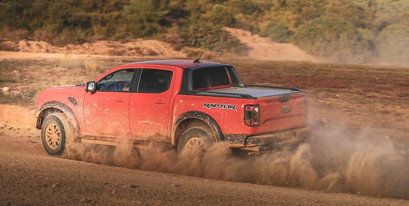 Ford Ranger Raptor halad a homokos úton