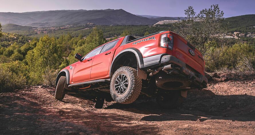 Ford Ranger Raptor halad az erdei úton