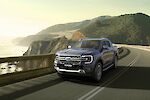 Ford Ranger Platinum halad a vízpart melletti dombos úton