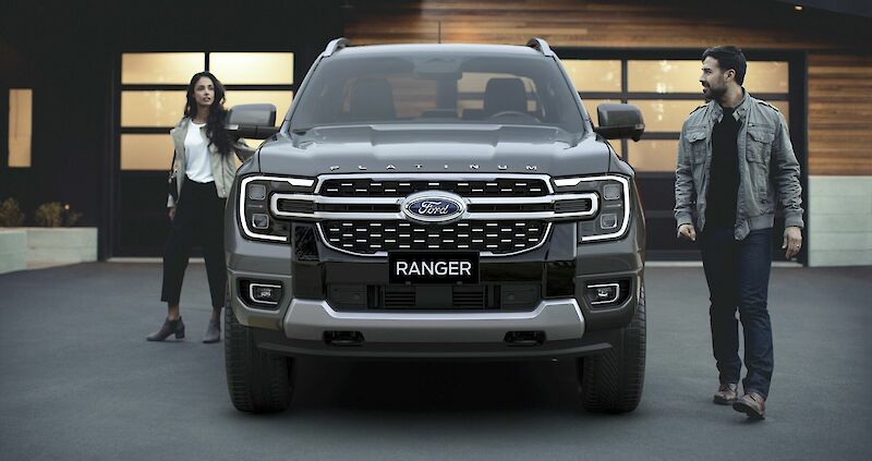 Egy férdi és egy nő áll a Ford Ranger Platinum mellett