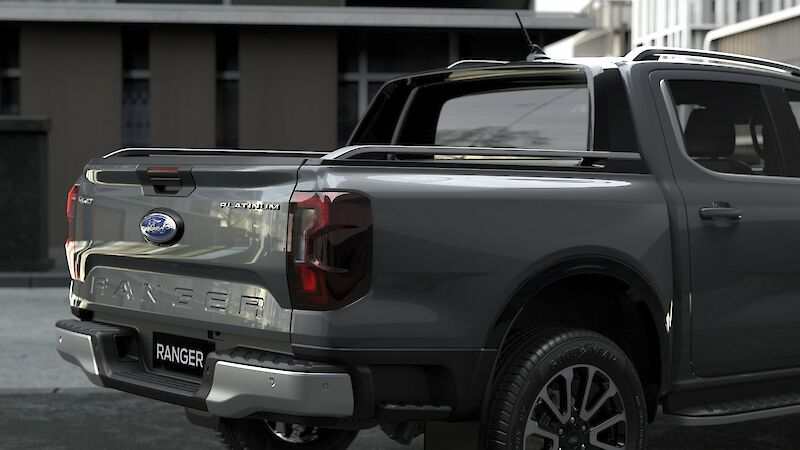 Szürke Ford Ranger Platinum platója zárt állapotban