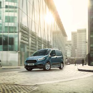 Ford Transit Courier halad a városban