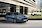 Kék Ford Mondeo áll egy modern épület mélygarázsa előtt