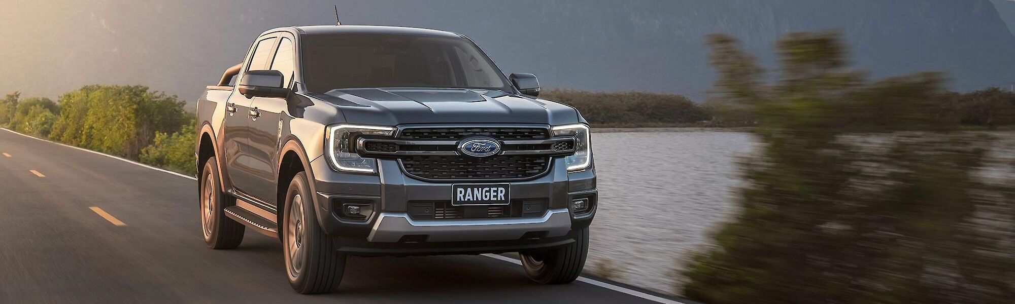 Új Ford Ranger halad az úton