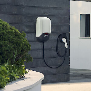 Ford Wallbox egy épület oldalán
