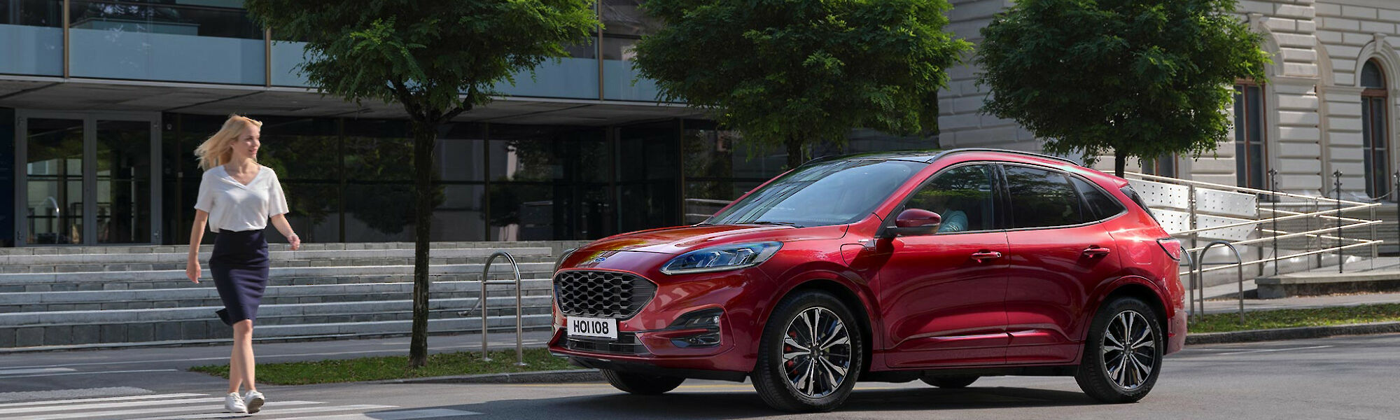 Ford Kuga Hybrid halad a városban